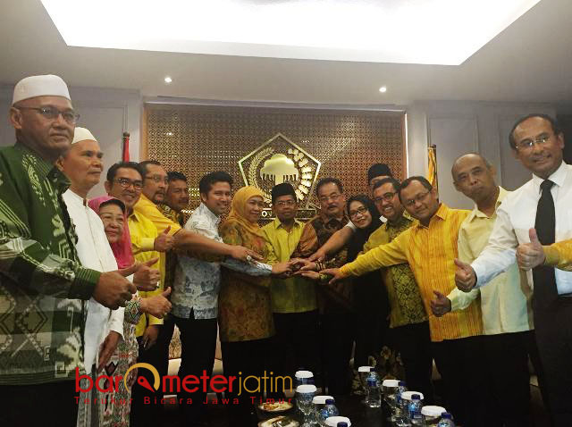 KHOFIFAH BERSAMA KIAI-IBU NYAI: Khofifah-Emil Dardak diantar kiai dan ibu nyai pengasuh pesantren di Jawa Timur daat menerima SK dari Partai Golkar. | Foto: Barometerjatim.com/SYAIFUL KHUSNAN