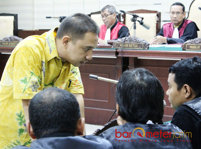 TIDAK EKSEPSI: Kabil Mubarok konsultasi dengan tim penasihat hukumnya usai mendengar dakwaan dari JPU KPK dalam persidangan di Pengadilan Tipikor Surabaya, Jumat (17/11). | Foto: Barometerjatim.com/ROY HASIBUAN