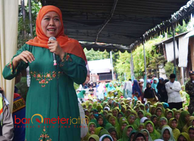 ISTIGHOTSAH KUBRO: Khofifah Indar Parawansa menghadiri istighotsah kubro bersama para kiai dan warga Muslimat NU Surabaya. | Foto: Barometerjatim.com/ROY HASIBUAN 