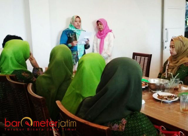 MENGAKU MUSLIMAT: Puluhan ibu-ibu mengatasnamakan diri Forum Peduli Muslimat Jawa Timur memberi pernyataan sikap di RM di Jl A Yani, Surabaya, Sabtu (26/8). | Foto: Barometerjatim.com/ENEF MADURY