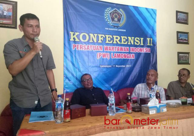 KONFERWIL PWI LAMONGAN: Peserta Konferensi secara aklamasi memilih Bachtiar Febrianto sebagai ketua PWI Kabupaten Lamongan. | Foto: Barometerjatim.com/HAMIM ANWAR 