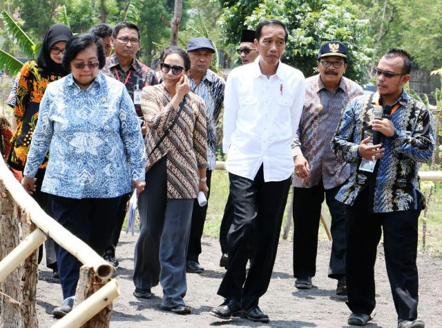 KUNKER DI PROBOLINGGO: Presiden Joko Widodo melakukan kunjungan kerja di Probolinggo di antaranya untuk menyerahkan SK IPHPS dan Kulin KK, Kamis (2/11). | Foto: Ist