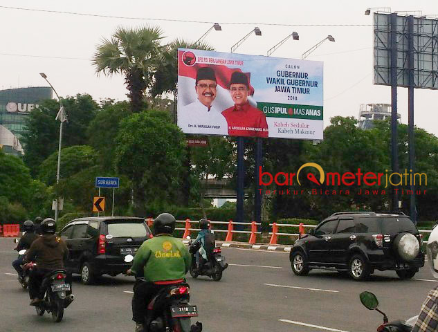 REKLAME GUS IPUL-ANAS: Reklame bergambar Gus Ipul-Azwar Anas terpasang di Bundaran Menanggal (Waru Menanggal) Surabaya. Curi start kampanye? | Foto: Barometerjatim.com/ROY HASIBUAN