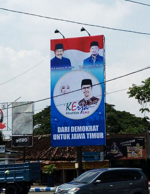 PAKDE KARWO DAN CALON PENERUSNYA: Billboard dukungan Pakde Karwo di Pilgub Jatim 2018. Pasangan Khofifah-Emil paling layak meneruskan kepemimpinannya di Jawa Timur. | Foto: Ist