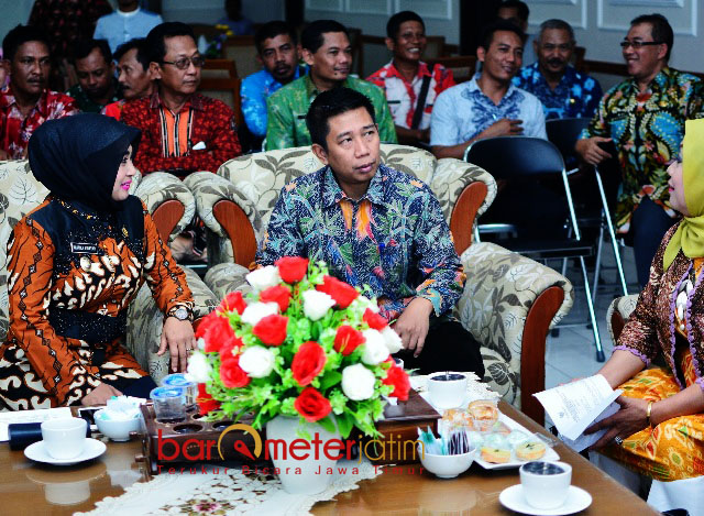 KUNKER DPD: Wabuk Kartika Hidayati (kiri) menerima kunjungan kerja Komite I DPD RI di Guest House Pemkab Lamongan, Selasa (5/12). | Foto: Barometerjatim.com/HAMIM ANWAR
