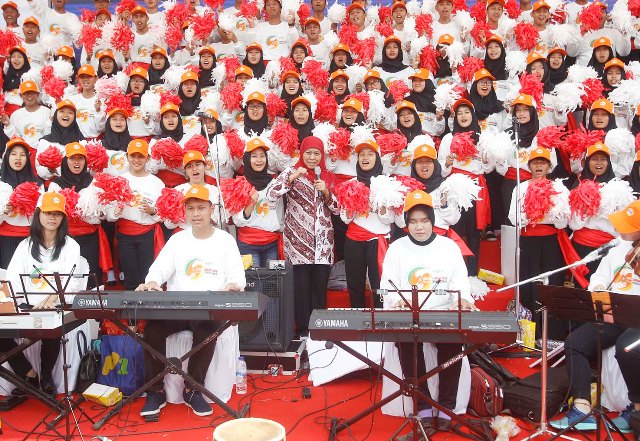 BERSAMA UNTUK INDONESIA: Mensos Khofifah menyanyikan lagu kebangsaan bersama grup paduan suara dengan iringan musik dari penyandang disabilitas. | Foto: Barometerjatim.com/MARIJAN AP