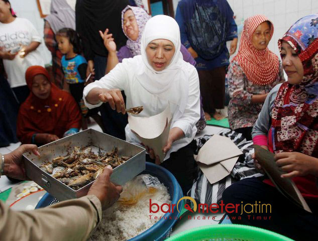 DAPUR UMUM: Mensos Khofifah meninjau dapur umum di lokasi banjir bandang dan tanah longsor di Kecamatan Arjosari, Jumat (1/12). | Foto: Barometerjatim.com/MARIJAN AP