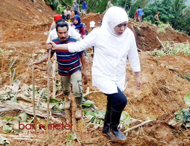 MEDAN EKSTREM: Mensos Khofifah  meninjau titik lokasi banjir bandang dan tanah longsor di Kecamatan Arjosari, JUmat (1/12). | Foto: Barometerjatim.com/MARIJAN AP