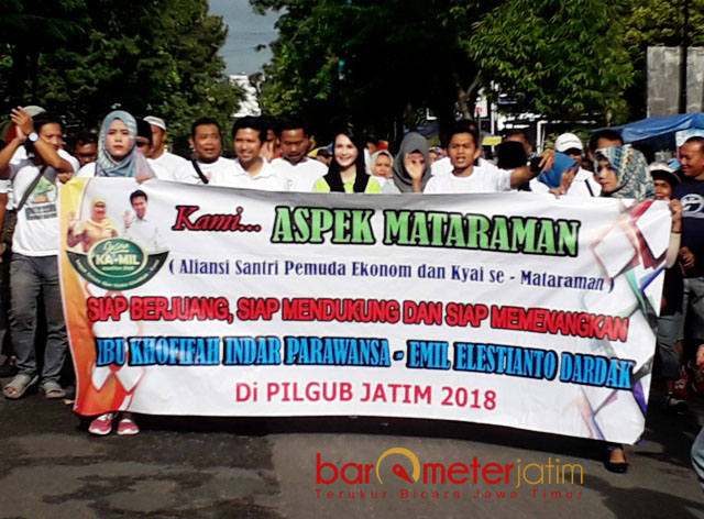 JALAN SEHAT BARENG EMIL: Aspek Mataraman menggelar jalan sehat bersama Emil Dardak saat Car free day di sepanjang Jalan PB Sudirman Pare, Kediri, Minggu (21/1). | Foto: Barometerjatim.com/DHANI KUSUMA