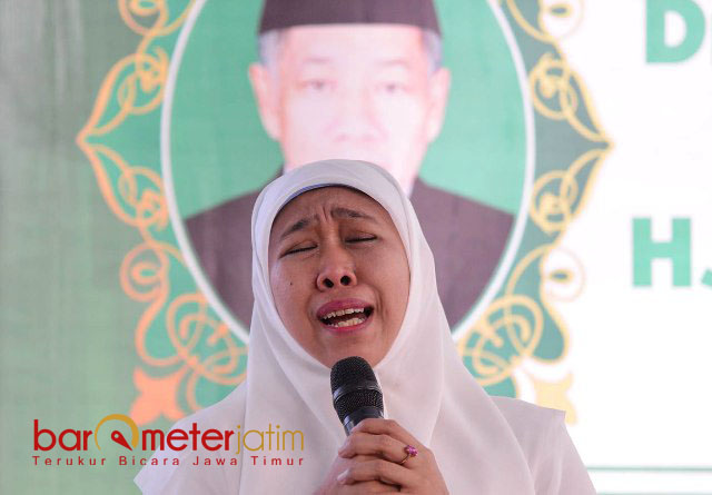 KENANG MENDIANG SUAMI: Khofifah Indar Parawansa pada haul suaminya di Jemursari VIII, Wonocolo, Surabaya, Kamis (14/1). | Foto: Barometerjatim.com/MARIJAN AP