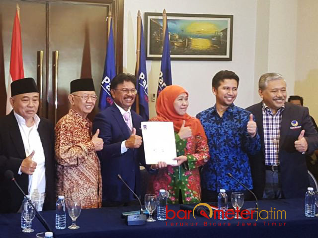 RESMI USUNG KHOFIFAH EMIL: Penyerahan SK rekomendasi Partai Nasdem untuk Khofifah-Emil maju di Pilgub Jatim 2018., Selasa (2/1). | Foto: Barometerjatim.com/SYAIFUL KHUSNAN