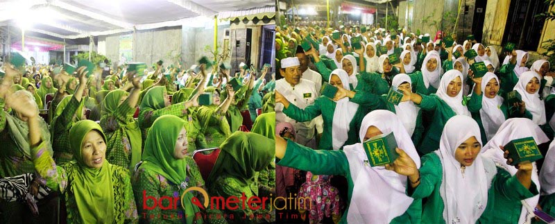 PULUHAN RIBU NAHDLIYIN: Warga Muslimat dan Fatayat NU menyambut kehadiran Khofifah saat Launching Gerakan Koin NU di Kalidawir, Tulungagung, Selasa (6/2) malam. | Foto: Barometerjatim.com/ABDILLAH HR