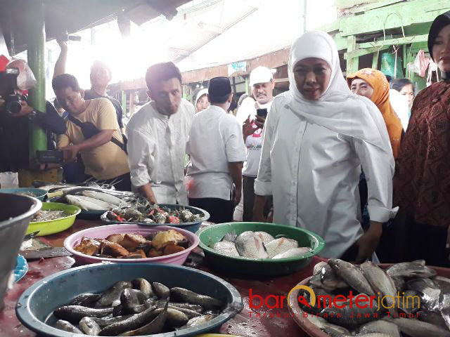 PASAR BASAH: Cagub Jatim, Khofifah Indar Parawansa mendatangi stand ikan di Pasar Taman Sepanjang, Sidoarjo, Rabu (28/2) pagi. | Foto: Barometerjatim.com/ABDILLAH HR