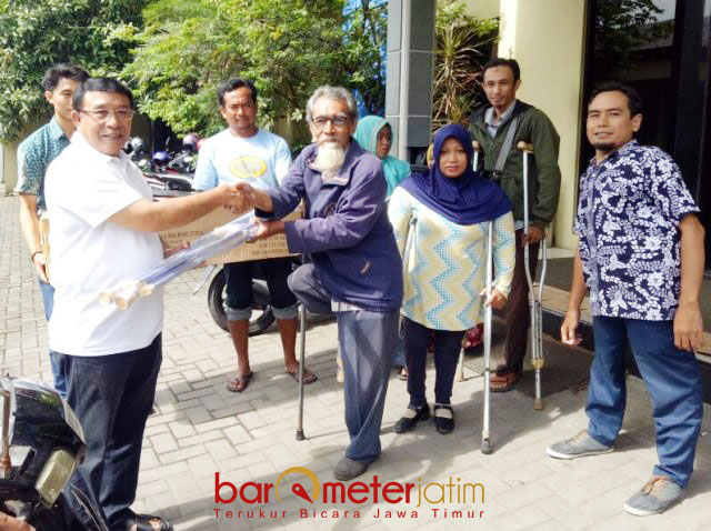 BANTUAN KRUK: Haji Masnuh (kiri) secara simbolis memberikan bantuan kruk untuk penyandang disabilitas di wilayah Sidoarjo, Jumat (23/2). | Foto: Barometerjatim.com/ROY HASIBUAN