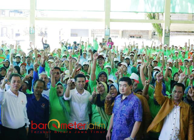 DUKUNAGN BURUH PABRIK: Cawagub Jaim, Emil Dardak bersama ribuan buruh pabrik pengalengan ikan di Muncar, Banyuwangi. | Foto: Barometerjatim.com/ROY HASIBUAN