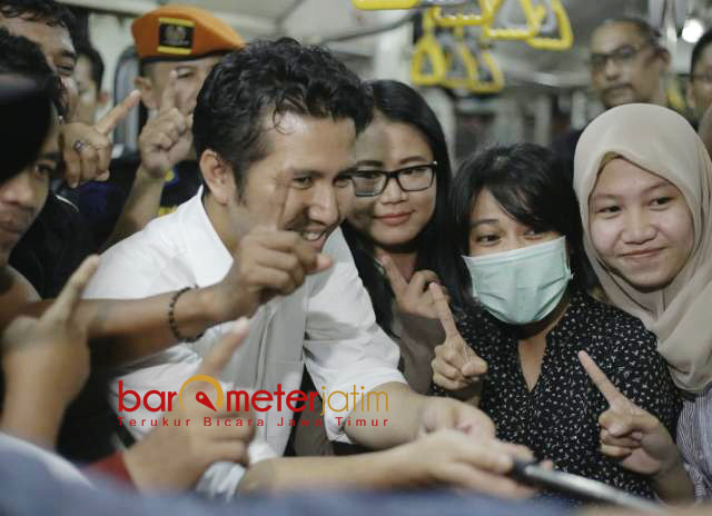 SAMBUTAN HANGAT: Cawagub Emil Dardak disambut hangat pengguna jasa KA komuter. | Foto: Barometerjatim.com/ROY HASIBUAN