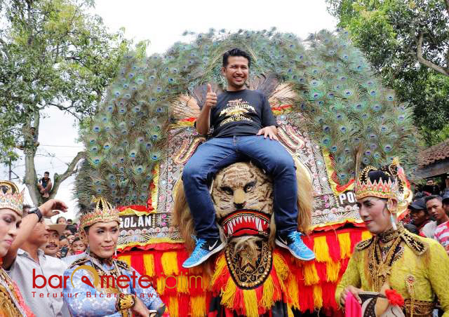CINTA KESENIAN TRADISIONAL: Cawagub Emil Dardak naik dadak merak dan diarak dalam Festival Seribu Gethuk di Ponorogo, Minggu (25/3). | Foto: Barometerjatim.com/ROY HASIBUAN
