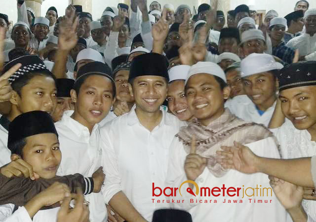 SANTRI BERSAMA EMIL: Ribuan santri Ponpes Salafiyah Syafi'iyah di Desa Sukorejo menyambut kehadiran Cawagub Emil Dardak. | Foto: Barometerjatim.com/ROY HASIBUAN