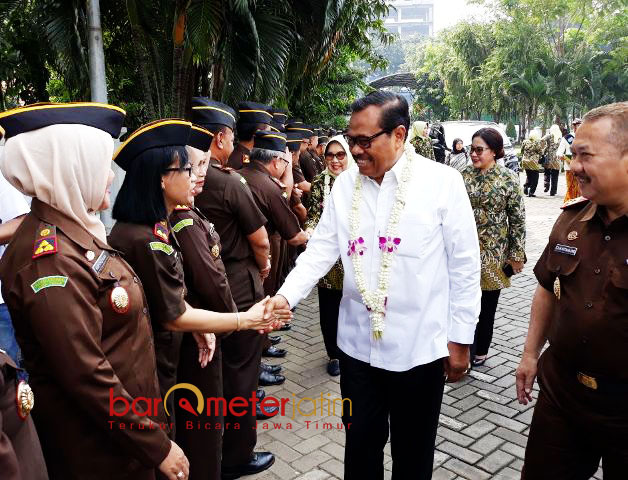 BAKSOS KEJAKSAAN: Ketua Jaksa Agung HM Prasetyo (berkalung bunga) di acara baksos yang digelar Kejati Jatim, Sabtu (24/3). | Foto: Barometerjatim.com/ABDILLAH HR