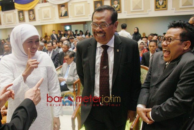 KHOFIFAH-CAK IMIN BERTEMU: Di depan Jaksa Agung Prasetyo, Cagub Khofifah Indar Parawansa menunjukkan jari simbol nomor satu kepada Ketum PKB, Muhaimin Iskandar. | Foto: Barometerjatim.com/MARIJAN AP