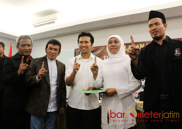 DUKUNGAN FANS RHOMA IRAMA: Dihadiri Rhoma Irama, Forsa menyerahkan dukungan tekad memenangkan Khofifah-Emil untuk memimpin Jatim. | Foto: Barometerjatim.com/ABDILLAH HR