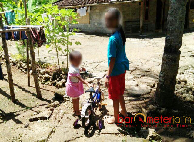SEHAT, BUKAN GIZI BURUK: Melinda Yesa Maharani asyik main sepeda bersama kakaknya. Kenapa disebut Puti mengalami gizi buruk? | Foto: Barometerjatim.com/ROY HASIBUAN