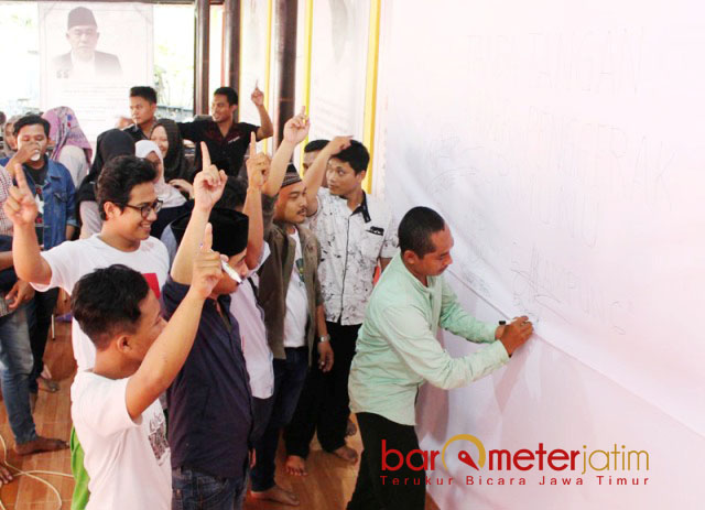 TANDA TANGAN PEMENANGAN: Relawan Jarmunu membubuhkan tanda tangan dukungan untuk pemenangan Khofifah-Emil di Rumah Aspirasi Surabaya, Minggu (8/4). | Foto: Barometerjatim.com/ROY HASIBUAN