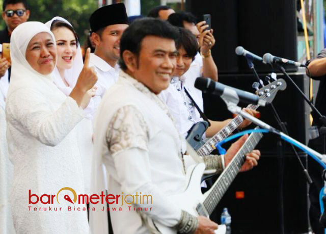 DUKUNG NOMOR 1: Rhoma Irama saat kampanye akbar pasangan Khofifah-Emil Dardak di Alun-Alun Kabupaten Jombang, Minggu (1/4). | Foto: Barometerjatim.com/ROY HASIBUAN