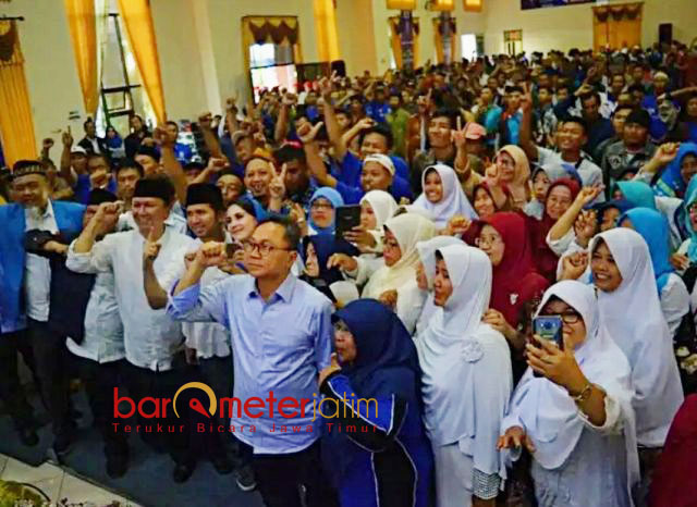 MENANGKAN KHOFIFAH-EMIL: Muslimat NU dan Aisyiyah Muhammadiyah serta kader PAN dalam safari politik Zulkifli Hasan di Kabupaten Magetan dan Ngawi, Rabu (25/4). | Foto: Barometerjatim.com/ROY HASIBUAN