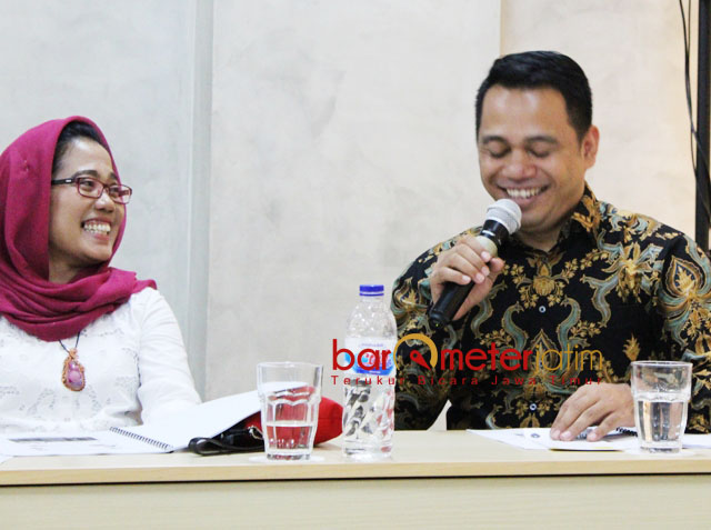 JANGAN SETENGAH HATI: Sri Untari (kiri) menyentil Hendro. Gerindra dinilai masih setengah hati mendukung Gus Ipul-Puti. | Foto: Barometerjatim.com/ROY HASIBUAN