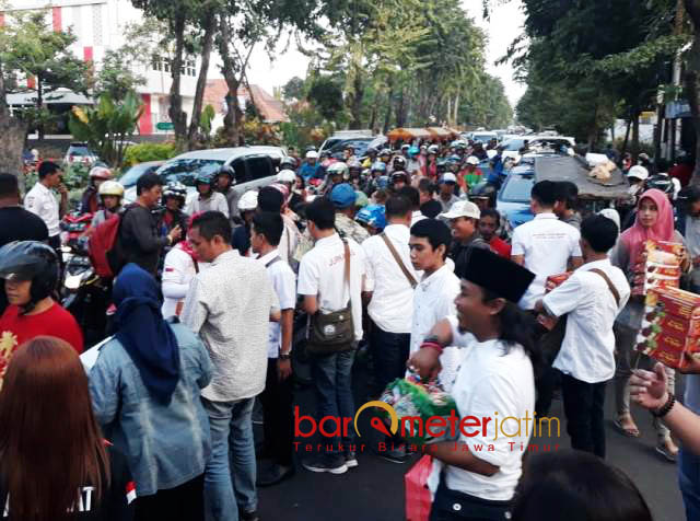 DISAMBUT ANTUSIAS: Aksi simpatik wartawan 