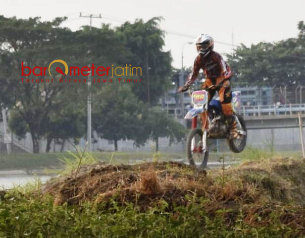 UNJI ADRENALINE: Pengunjung yang memiliki kesukaan motocross bisa adu kepiawaian dalam menunggangi kuda besi. | Foto: Barometerjatim.com/HAMIM ANWAR