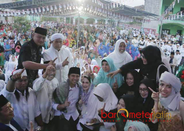 DISAMBUT RIBUAN SANTRI: Kehadiran Emil Dardak di Ponpes Roudlatun Nursalim Pasuruan disambut dukungan kiai dan ribuan santri. | Foto: Barometerjatim.com/ROY HASIBUAN