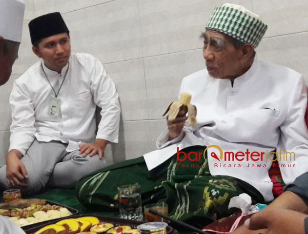 BERSAMA MBAH MOEN: Emil Dardak bersama KH Maimun Zubair di Haul ke-569 Sunan Ampel, Sabtu (5/5). | Foto: Barometerjatim.com/ABDILLAH HR