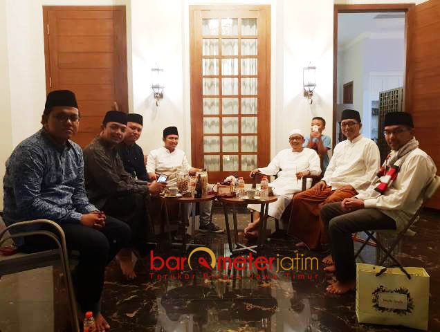 SUSUN STRATEGI PEMENANGAN: Cawagub Emil Dardak menyusun strategi pemenangan Khofifah-Emil bersama Hasan Aminuddin di Probolinggo, Senin (28/5) malam. | Foto: Barometerjatim.com/ROY HASIBUAN
