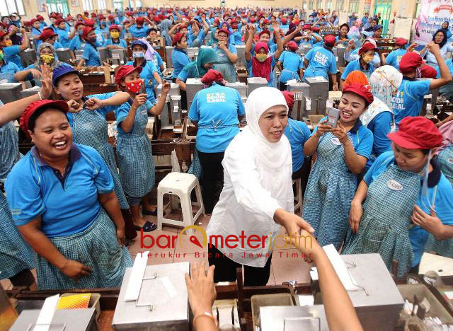 SAMBUTAN ANTUSIAS: Cagub Khofifah disambut antusias buruh pelinting rokok MPS di Kapas, Bojonegoro, Senin (28/5). | Foto: Barometerjatim.com/MARIJAN AP