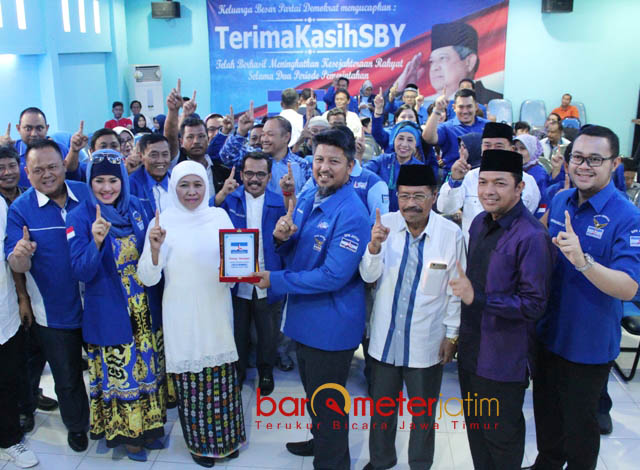 KHOFIFAH-DEMOKRAT: Cagub Khofifah Indar Parawansa bersilaturahim dengan pengurus DPD Partai Demokrat Jatim, Selasa (29/5). | Foto: Barometerjatim.com/ROY HASIBUAN
