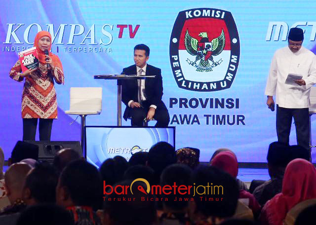 JANJI OH JANJI: Khofifah menanyakan janji Gus Ipul-Puti yang akan buka 750 ribu lapangan pekerjaan baru pertahun, padahal tahun lalu pengangguran hanya turun 0.04 persen. | Foto: Barometerjatim.com/MARIJAN AP
