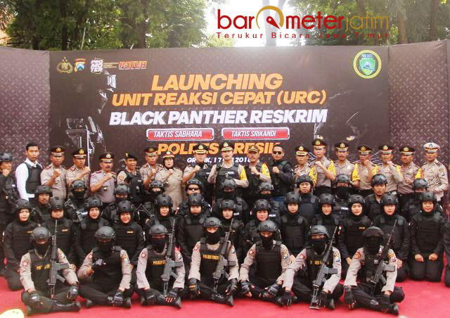 LAUNCHING TIM PEMBASMI TERORIS: Tim URC Black Panther di-launching di halaman Mapolres Gresik, Kamis (17/5). | Foto: Barometerjatim.com/DIDIK HENDRIYONO