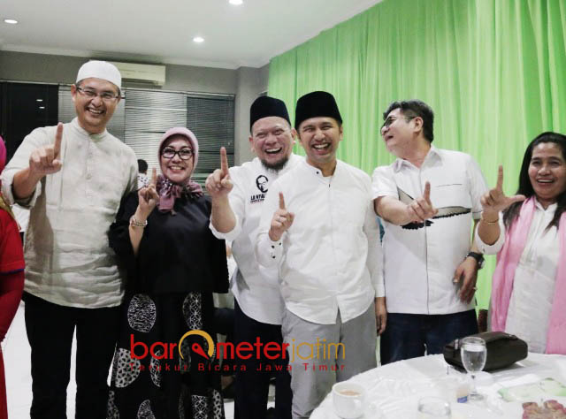 LA NYALLA SATU JARI: La Nyalla Mattalitti mengajak mil dan para pengusaha untuk foto salam satu jari di acara Kadin Jatim, Rabu (6/6). | Sumber: Barometerjatim.com/ROY HASIBUAN