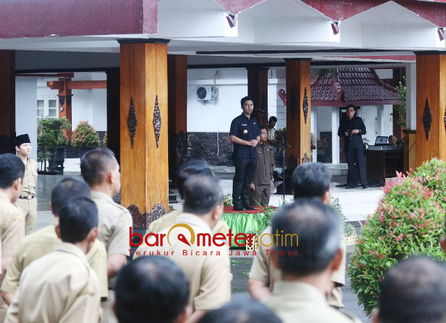 ARAHAN BUPATI: Bupati Emil Dardak memberi arahan kepada ASN di Pendopo Kabupaten Trenggalek, Senin (25/6). | Foto: Barometerjatim.com/ROY HASIBUAN