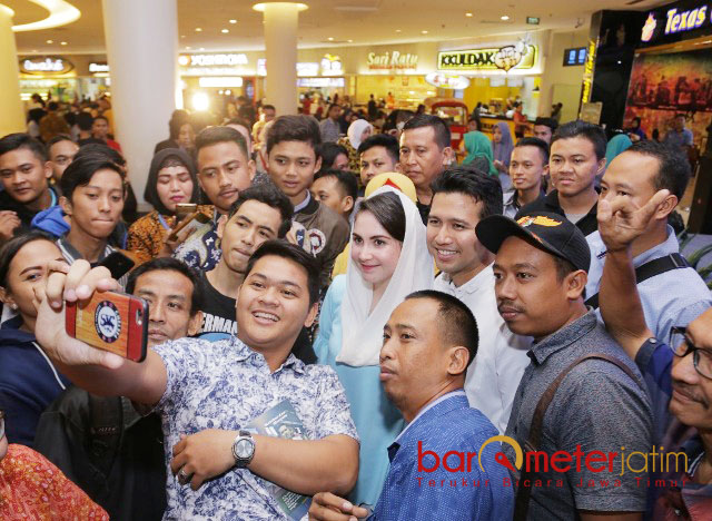 'MAGNET' PENGUNJUNG TP: Emil Dardak dan istrinya, Arumi Bachsin menjadi 'magnet' saat mengunjuni Tunjugan Plaza, JUmat (22/6) malam. | Foto: Barometerjatim.com/ROY HASIBUAN