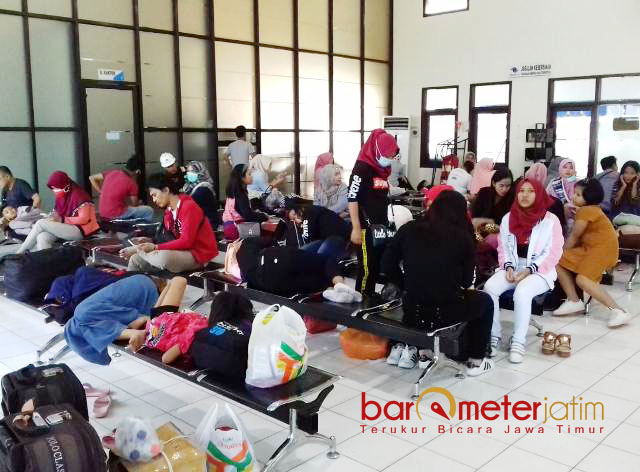 MENUNGGU 10 JAM: Ratusan penumpang ke Pulau Bawean, Gresik harus menunggu sekitar 10 di Dermaga Pelabuhan Gresik, Rabu (13/6). | Foto: Barometerjatim.com/DIDIK HENDRIYONO