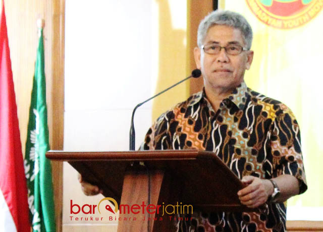 JANGAN CEDERAI KAMPUS: Prof Dr Zainuddin Maliki, tak pernah dengar kredibilitas lembaga atas nama kampus yang melakukan survei soal Pilgub Jatim. | Foto: Barometerjatim.com/ROY HASIBUAN