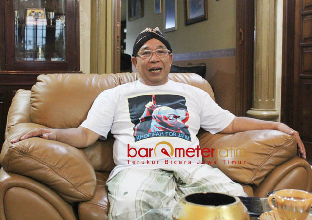KARENA GUS DUR: Haji Masnuh, turun gunung bantu Khofifah karena pesan dan perintah Gus Dur lewat mimpi. | Foto: Barometerjatim.com/ROY HASIBUAN