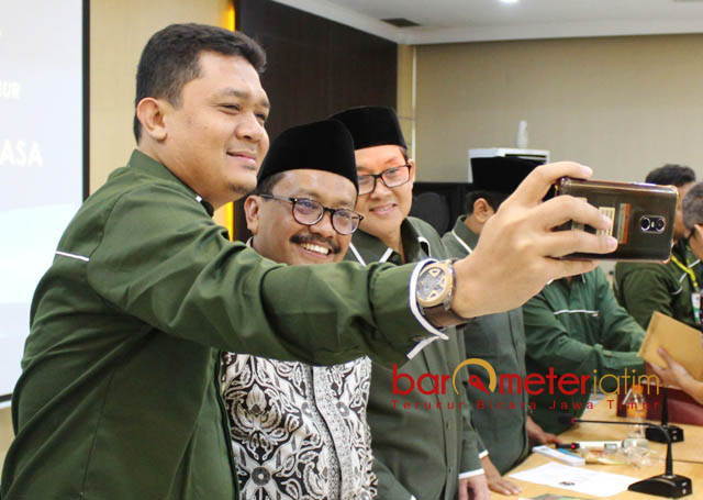 DIKAGUMI KADER ISNU: Seorang kader ISNU mengajak Prof Mas'ud dan Ali Masykur berselfie usai Konferwillub PW ISNU Jatim di RSI Jemursari Surabya, Jumat (20/7). | Foto: Barometerjatim.com/ROY HASIBUAN
