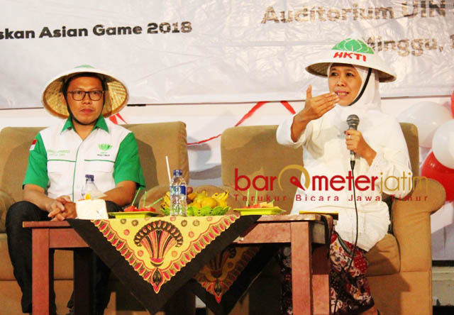 KHOFIFAH BERSAMA HKTI JATIM: Khofifah Indar Parawansa (kanan) saat acara Himpunan Kerukunan Tani Indonesia (HKTI) Jatim di UIN Sunan Ampel Surabaya, Minggu (19/8). | Foto: Barometerjatim.com/ROY HASIBUAN