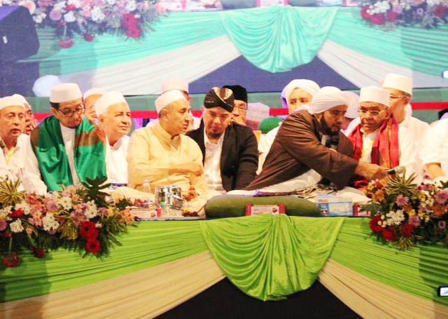 DHANI IKUT BERSHALAWAT: Ahmad Dhani menghadiri peringatan Tahun Baru Islam bersama Habib Syekh di Surabaya, Senin (10/9) malam. | Foto: IST