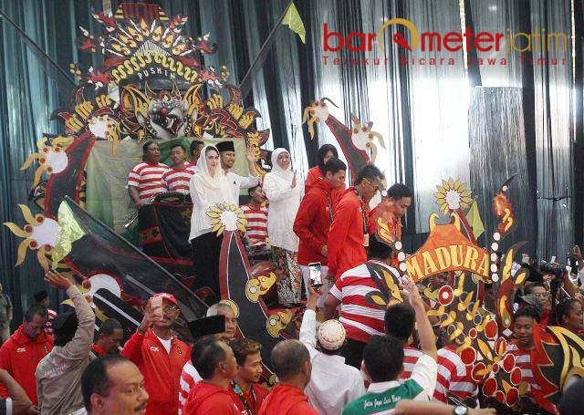 PAHLAWAN ASIAN GAMES: Peraih medali di Asian Games diarak dengan kereta ul daul bersama Khofifah, Emil Dardak dan Arumi Bachsin. | Foto: Barometerjatim.com/MARIJAN AP