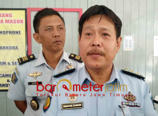 AKUI OVERLOAD: Ingnatius Gunaidi, akui kondisi Lapas Kelas II B Lamongan overload serta kekurangan air bersih. | Foto: Barometerjatim.com/HAMIM ANWAR